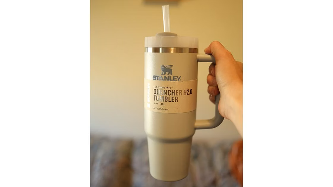 Detailaufnahme des Stanley Quencher Deckels und Griffs